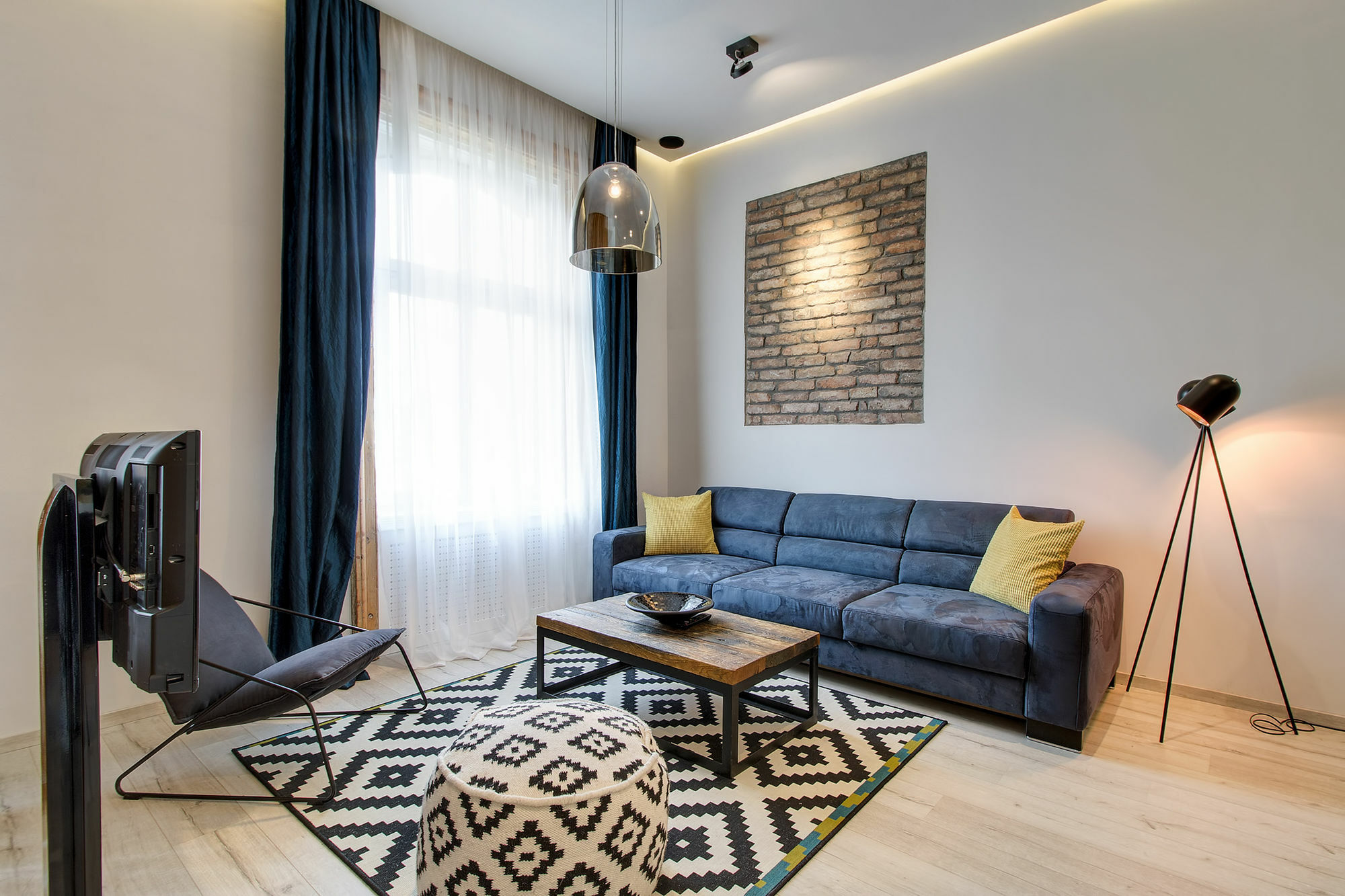 Hi5 - Luxury Suits Budapest