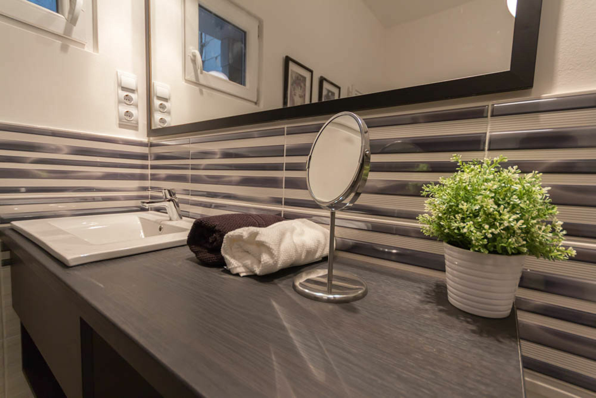 Hi5 - Luxury Suits Apartment
