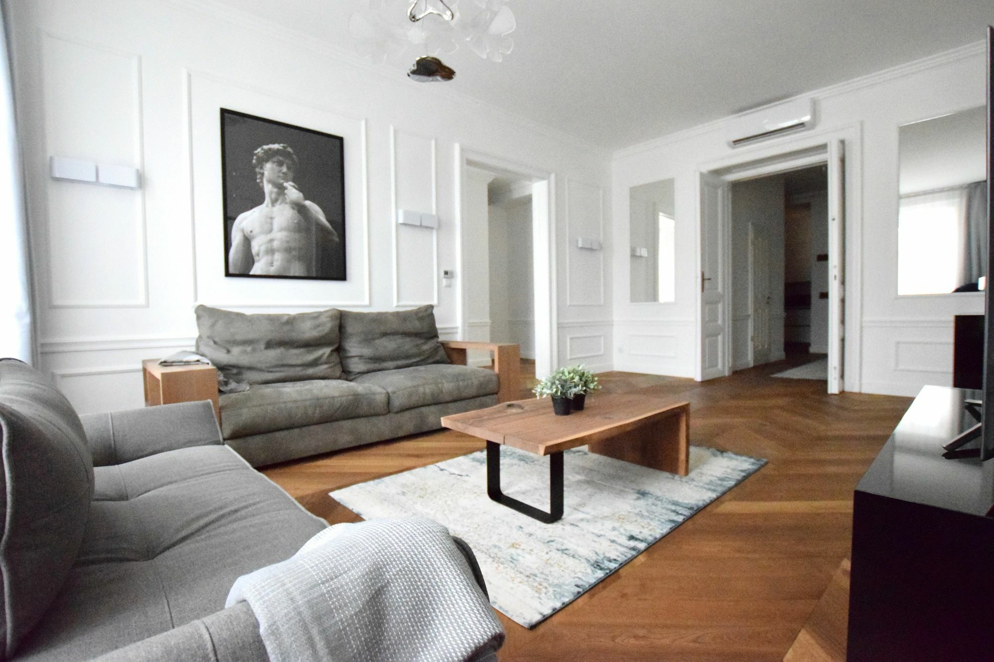 Hi5 - Luxury Suits * Budapest